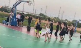 吃瓜體育生和舞蹈室1v1,校園風云對決