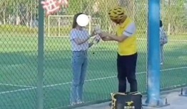 體育生欄桿救人操視頻吃瓜,體育生英勇救人瞬間引網友熱議